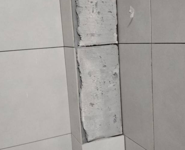 墨江瓷砖空鼓维修公司分享下瓷砖施工前基层浇水润湿程度不足，可能导致以下问题